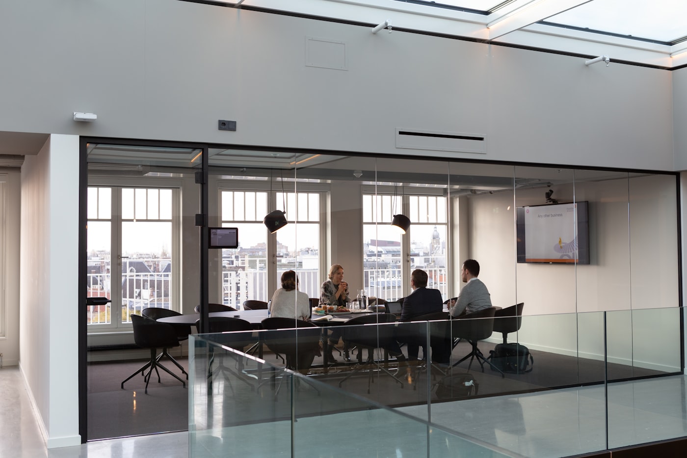 Sala de reuniones donde un equipo analiza los procesos de una empresa